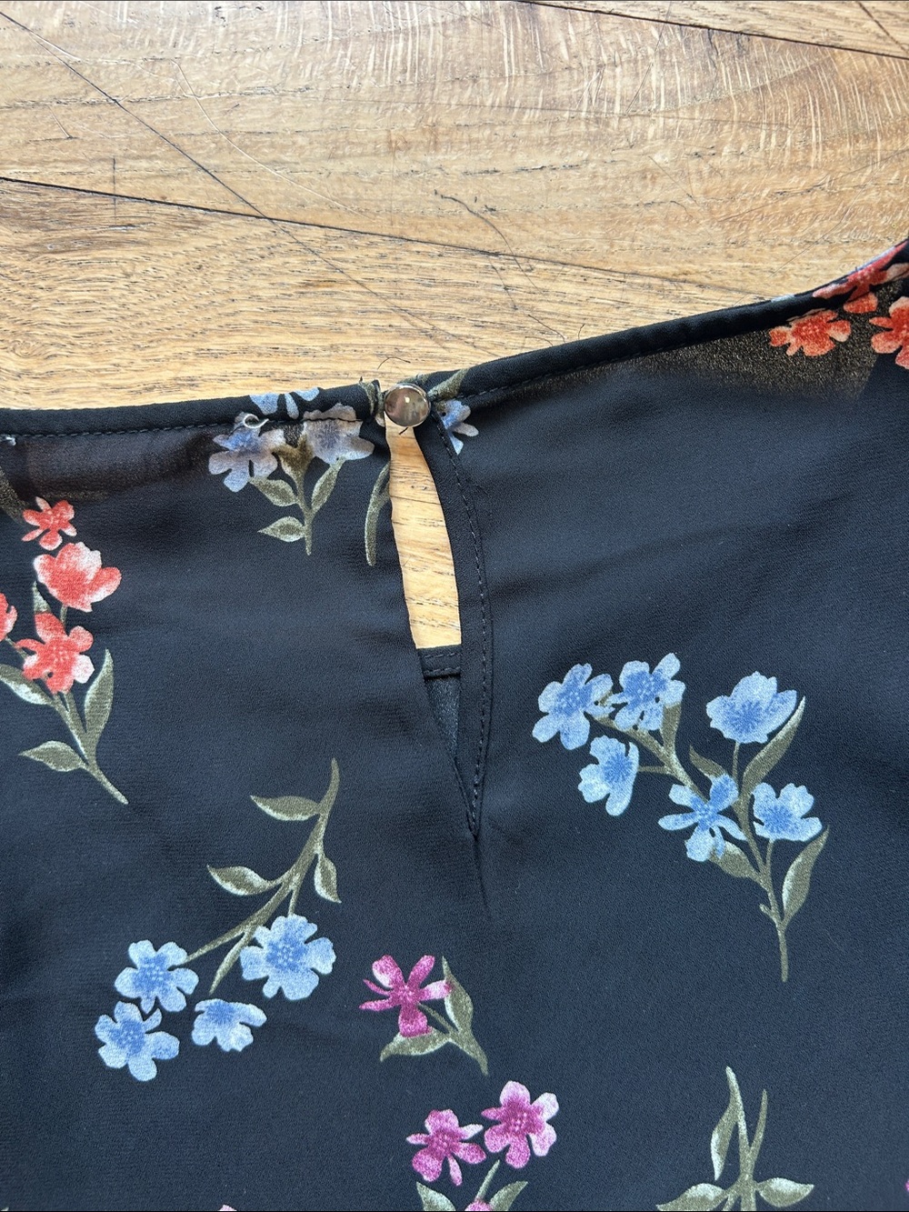 🌸3 FOR $20🌸 Philosophy Black Floral Flutter-Sleeve Blouse - Picture 6 of 8